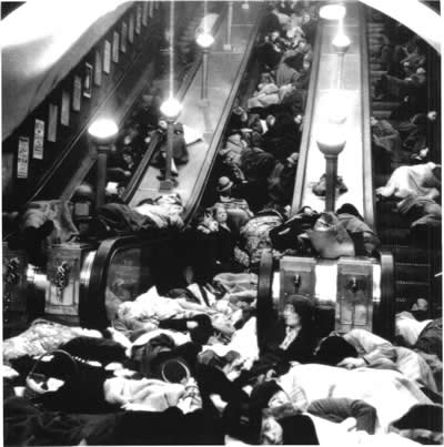 gent dormint a l'estació el metro de Londres per refugiar-se dels bombardeigs de la Lutwaffe "il.lustració"
